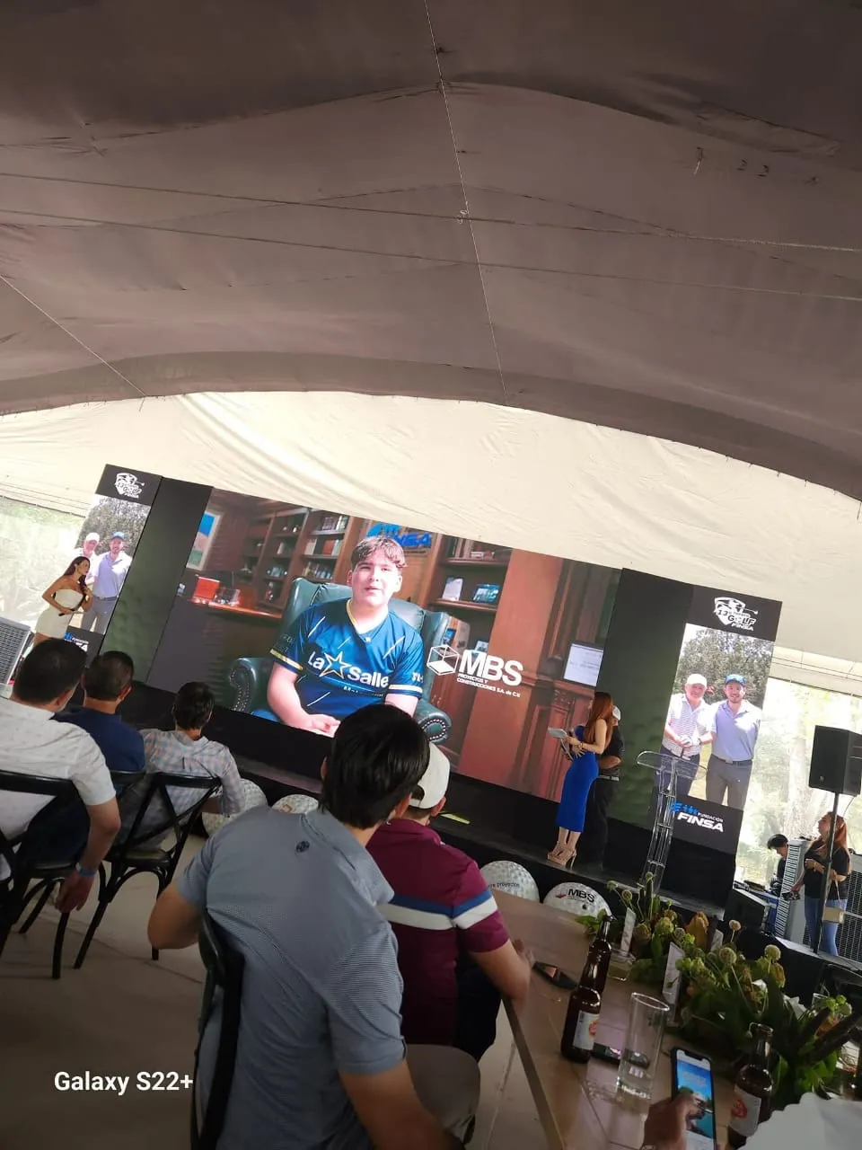 Niños aprendiendo golf con apoyo de MBS